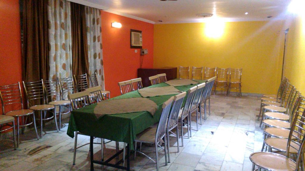 Hotel Kanishka Канпур Екстериор снимка