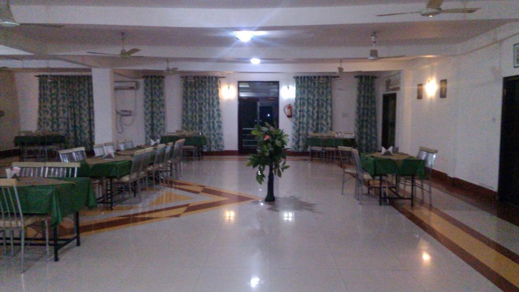 Hotel Kanishka Канпур Екстериор снимка