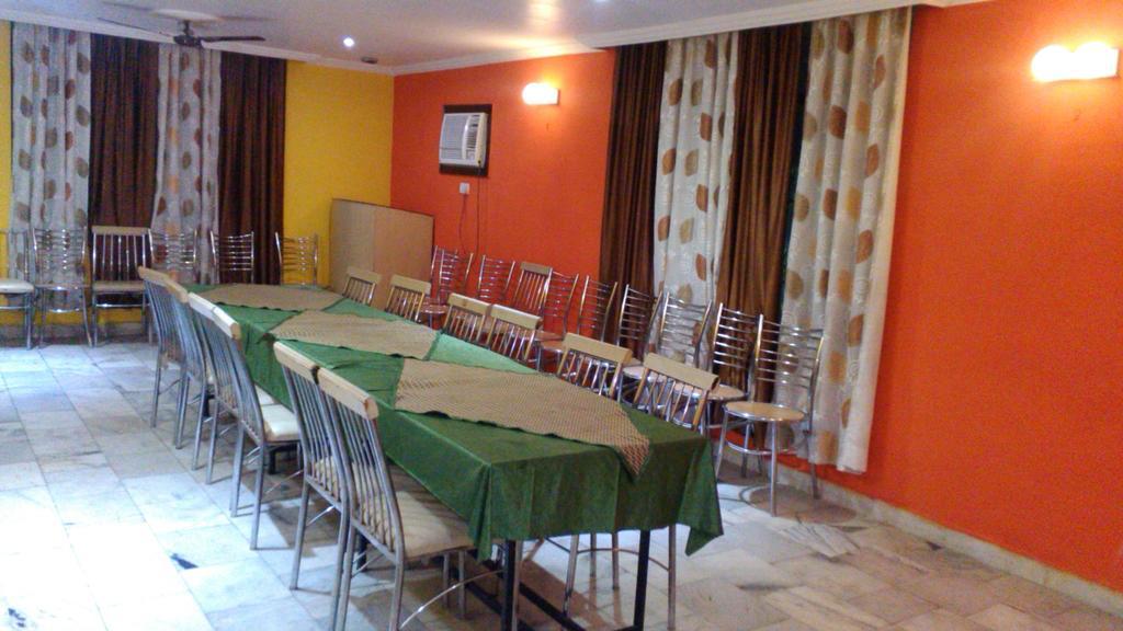 Hotel Kanishka Канпур Екстериор снимка
