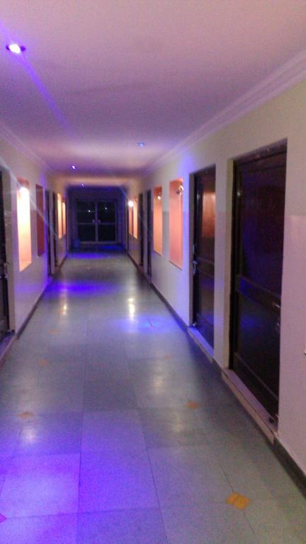 Hotel Kanishka Канпур Екстериор снимка